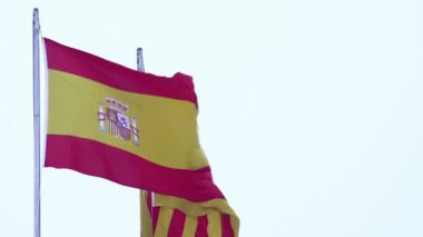 İspanyolca ve Katalanca bayrakları sallayarak Rüzgar, özgürlük işareti, milliyet, vatanseverlik