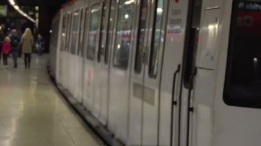Metro tren bırakarak platformu, insanlar hall, toplu taşıma