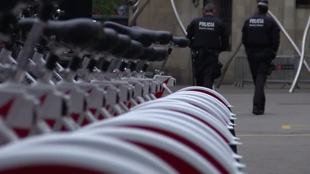 Agenti che vanno alla stazione di polizia vicino al parcheggio delle biciclette, pattuglia cittadina in servizio — Video Stock