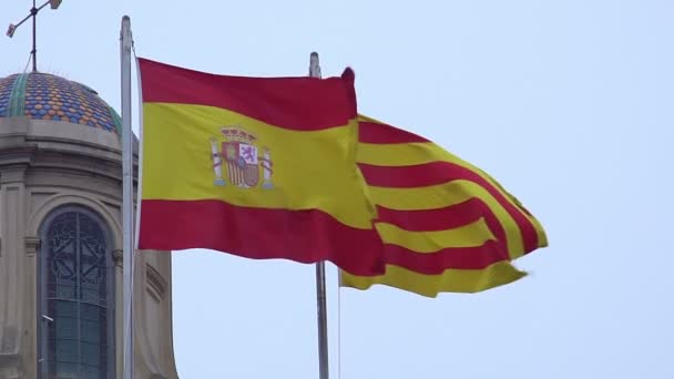 Ομορφιά της κυματίζει Ισπανικά και Καταλανικά σημαίες, κόκκινο, κίτρινο φθορίζον Εθνόσημο — Αρχείο Βίντεο