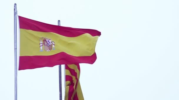 Increíble vista sobre dos banderas españolas ondeando, nacionalidad y patriotismo, libertad — Vídeos de Stock