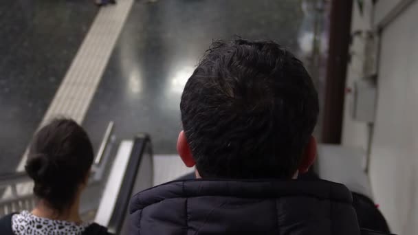 Osoby biorące jeździć na schodach metra, transportu publicznego, styl życia — Wideo stockowe