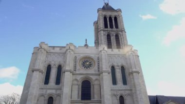 Güneşli parlak mavi gökyüzü arka plan karşı görkemli Basilica of Saint Denis kilise