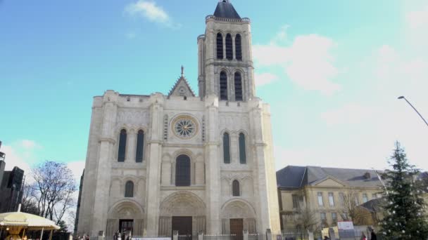Hermosa iglesia gótica y árbol de Navidad en París, gente disfrutando de la recreación — Vídeos de Stock