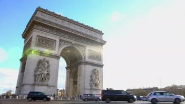 Önemli turistik Paris, mavi gökyüzü arka plan karşı zafer takı