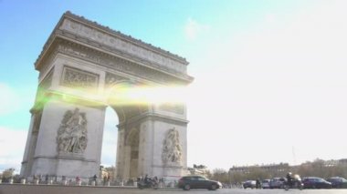 Paris'in merkezinde, Arc de Triomphe yakınındaki yoğun trafik içinde ünlü anıt
