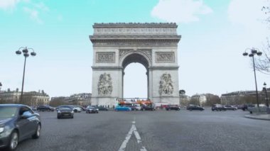 Arc de Triomphe, turistlerin ilgi duyulan yerler ile ilgilenen geçen çift katlı otobüs