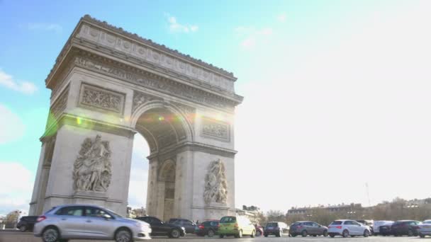 Hora punta en París, tráfico intensivo cerca de la atracción turística en la capital de Francia — Vídeo de stock