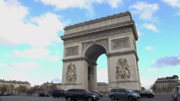 Populär turistattraktion i Paris, skaror av människor som tittar på triumfbåge — Stockvideo