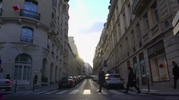 Gyalogos átkelés az utcán európai város, az emberek a munkából hazafelé — Stock videók