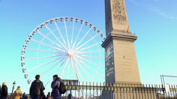 Toeristen op zoek bij hoge Egyptische Obelisk van Luxor, enorme reuzenrad in Parijs — Stockvideo