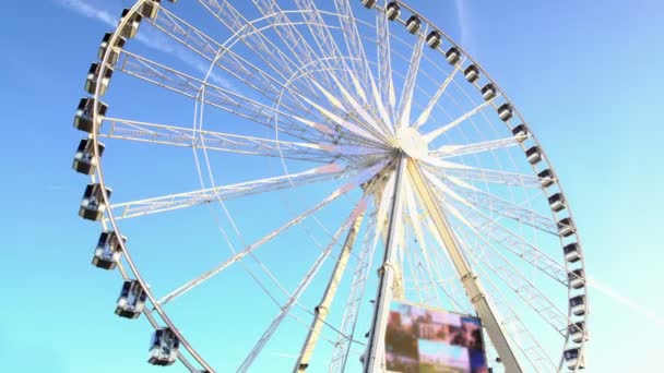 Riesenrad dreht sich vor wolkenlosem blauen Himmel, Unterhaltung — Stockvideo