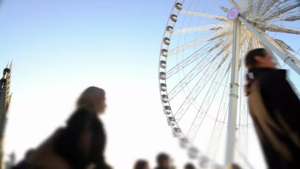 Muitas pessoas que vêm ao parque temático para se divertir na enorme roda gigante, entretenimento — Vídeo de Stock