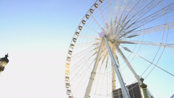 Enorme reuzenrad tegen blauwe hemelachtergrond, mooie zonnige dag in themapark — Stockvideo