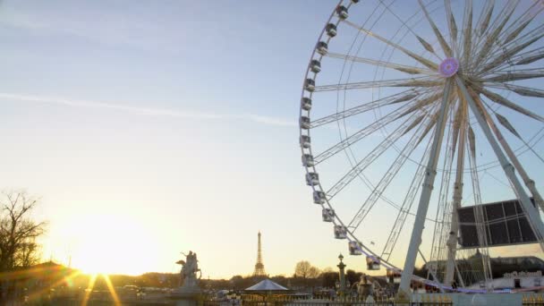 Puesta de sol en París, Torre Eiffel en el horizonte urbano, rueda de observación girando — Vídeos de Stock