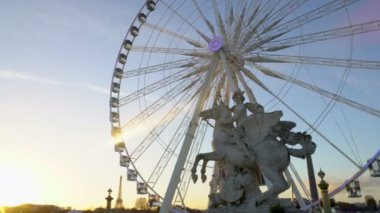 Tuileries bahçesinde Paris cityscape Eyfel Kulesi ile ufukta Mermer heykel