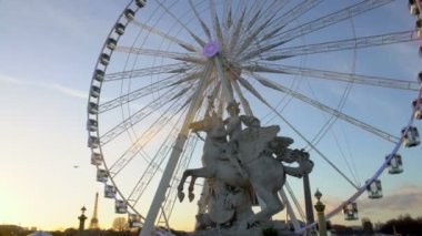 Paris cityscape, Pegasus Equastrian heykeli önünde dönme dolap Panoraması
