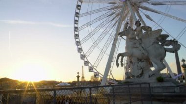 Paris, büyük tekerlek Tuileries bahçesinde, Eyfel Kulesi'ne mesafe gidiş güneş