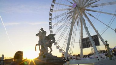 Kadın turist Açık Hava Müzesi, gezi turuna ünlü heykel fotoğrafçılığı