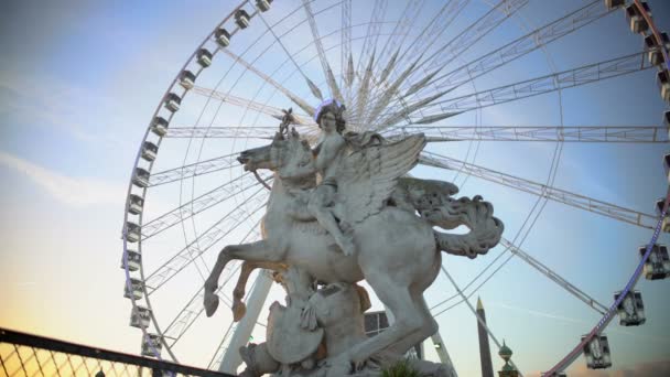 Rueda de la fortuna girando detrás de la estatua de mármol de caballo ecuestre semental alado — Vídeos de Stock