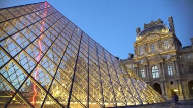 Cam Piramit, ünlü Paris manzaraları ile ışıklı Louvre Sarayı gece görünümü