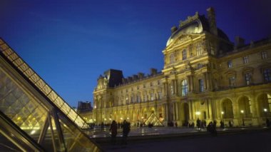 Geceleri, Grand ışıklı Louvre Sarayı poz yolcuları Paris'e Tur