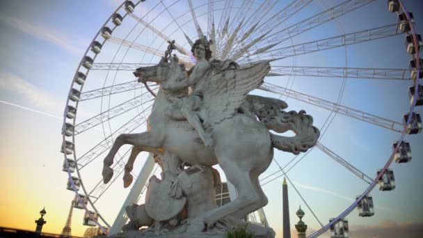 Estatua de Pegaso y noria gigante en el Jardín de las Tullerías, París — Vídeo de stock