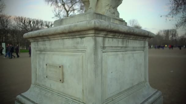 Statue of Roman Emperor Julius Caesar near Louvre in Paris, sightseeing tour — Stock Video