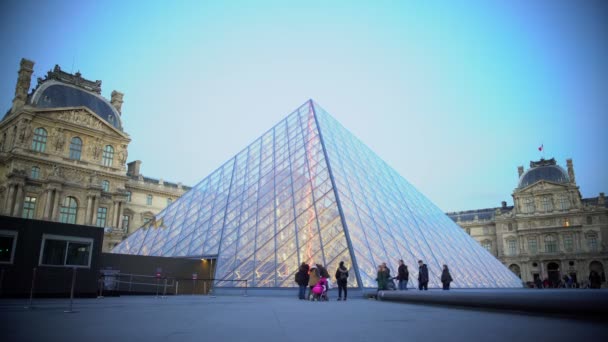 巴黎，法国-大约一月 2016年 ︰ 游客要去观光。成群的游客路过附近在法国巴黎罗浮宫玻璃金字塔 — 图库视频影像