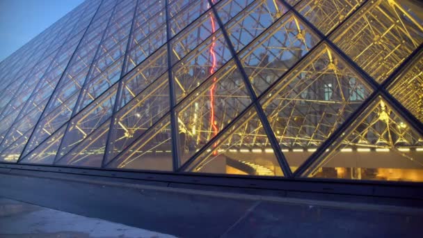 Entrada al Museo del Louvre, construcción piramidal iluminada, arquitectura moderna — Vídeos de Stock