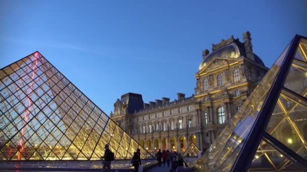 Gente viendo misteriosas construcciones piramidales de vidrio cerca del famoso museo de arte — Vídeos de Stock
