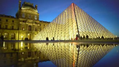 Su, Paris manzaraları gece ışıklı Louvre piramitte şaşırtıcı yansıması