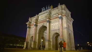 Birçok kişi tarafından zafer takı Place du atlıkarınca, gece Paris, Fransa içinde yürüyüş