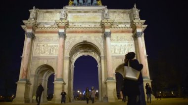 Romantik Çift sarılma ünlü Arc de Triomphe du atlıkarınca, tr Paris'te