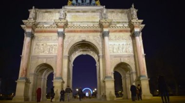 Turistler Tuileries Bahçesi Place du atlıkarınca zafer takı ile girme