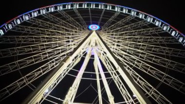 Yavaş yavaş geri gökyüzü arka plan Tema Park dönen dev dönme dolap