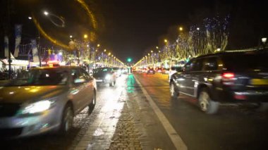 Çok araba, gece şehir yol sürüş ağaçlar parlak parlak ışıklarla süslenmiş.