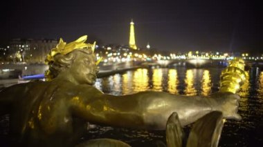 Paris'te Seine Nehri boyunca Pont Alexandre dekorasyon perisi portre kabartmaları