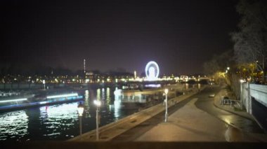 Nehir boyunca Motorlu tekne turu sırasında gece cityscape zevk turist görüntülemek