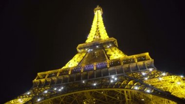 Eyfel Kulesi inşaatı, yanıp sönen parlak ışıklar romantik gece Paris