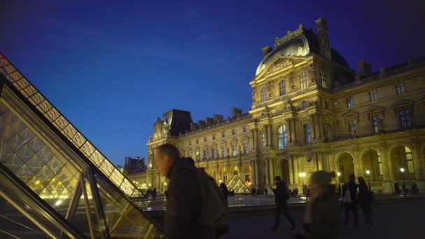 Paris, Frankrike - ca januari 2016: Turister kommer sightseeing. Föräldrar med barn som tittar på Louvren territorium, familjens resa till Paris — Stockvideo