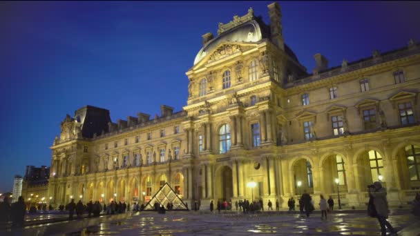 Louvre Museum grondgebied druk door de vele toeristen die bekeken, Paleis en piramides — Stockvideo