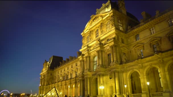 Belle vue nocturne du Palais du Louvre à Paris, le musée d'art le plus visité au monde — Video