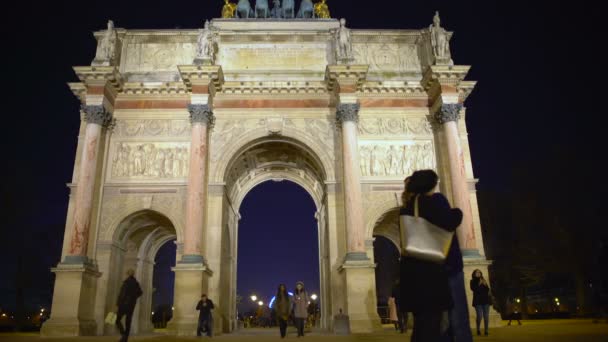 Romantiska par kramas nära berömda Arc de Triomphe du Carrousel, kärlek i Paris — Stockvideo