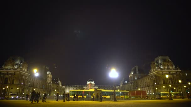 Veřejné dopravy při průjezdu muzeum Louvre v noci, lidé prohlížení Paříž pohled — Stock video