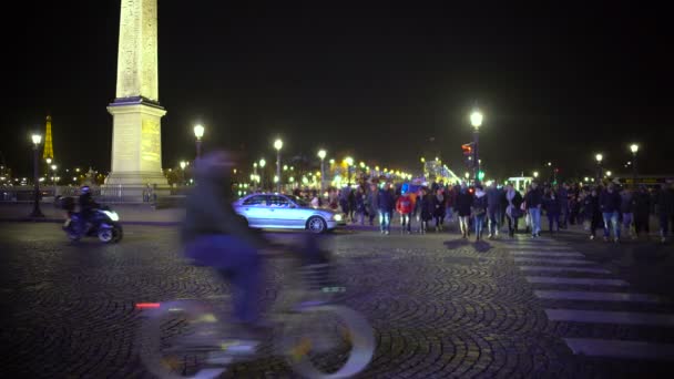 Paris, Fransa - Ocak 2016 yaklaşık: sokakta yürürken insanlar. Place de la Concorde, bırakarak yayalar karşıdan karşıya, geçerken kalabalık gece Paris — Stok video