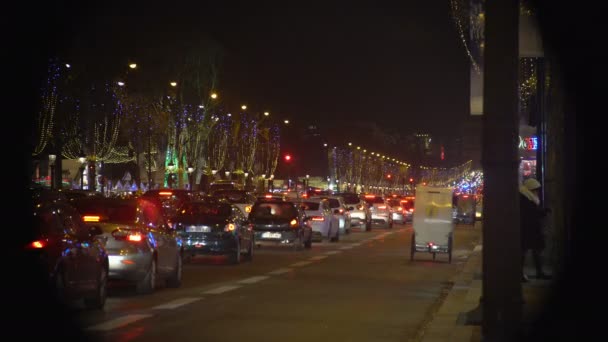 Engarrafamento na cidade noturna, iluminação festiva de Natal decorando rua — Vídeo de Stock