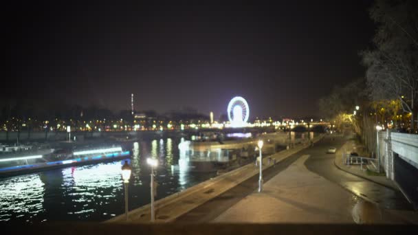 Туристи насолоджуються нічним міським пейзажем під час екскурсії на моторних човнах вздовж річки — стокове відео