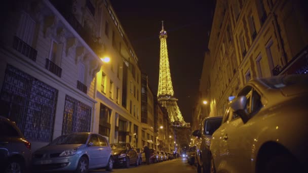 Majestic verlicht Eiffeltoren mousserend bij nacht, romantische symbool van Parijs — Stockvideo