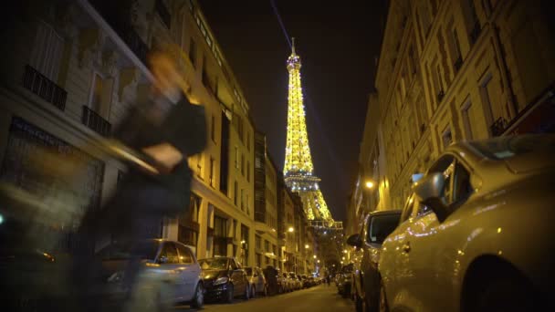Muž jedoucí na kole podél noci pařížskou ulici, krásné Eiffelova věž perlivá — Stock video